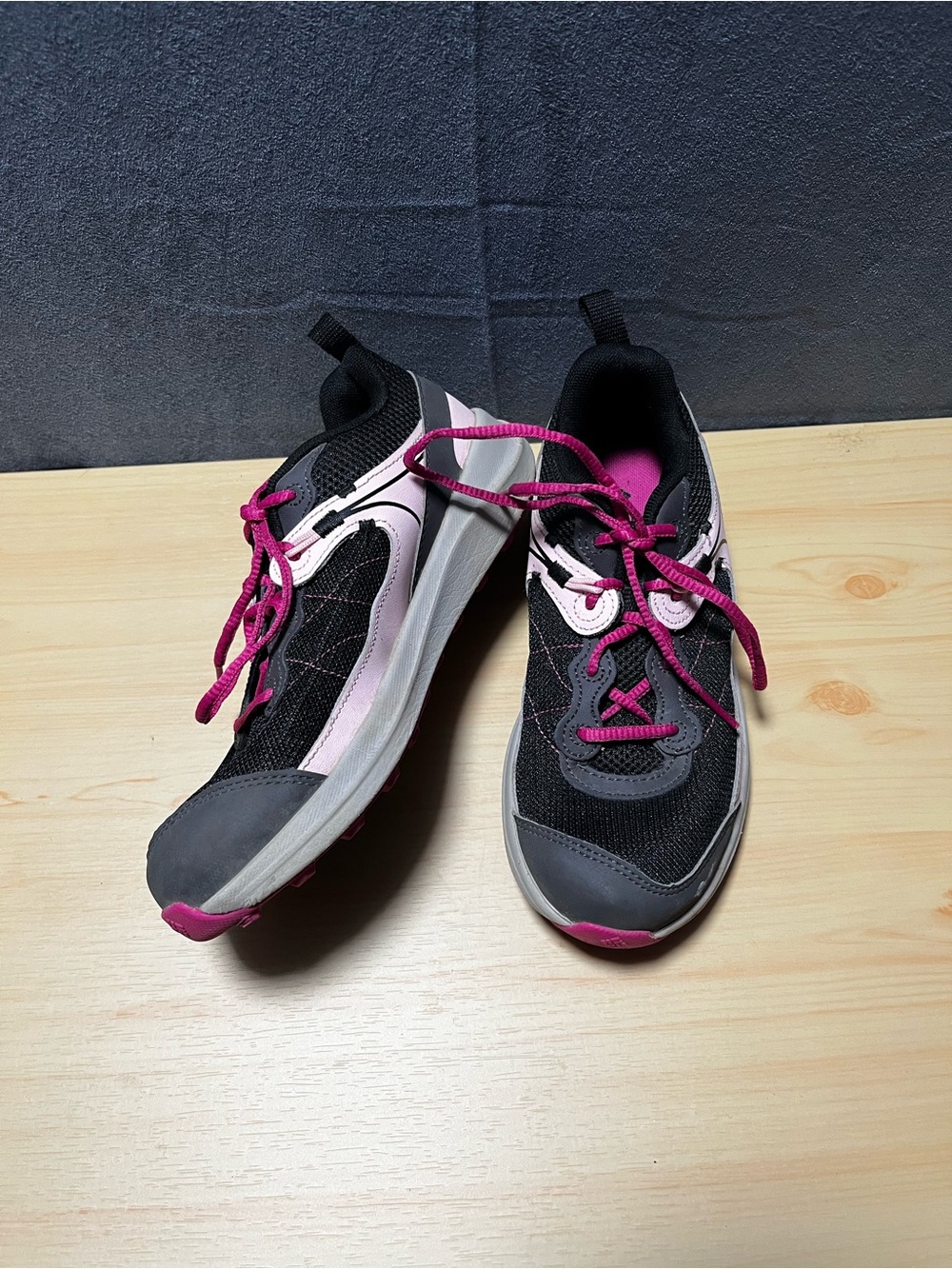 Columbia Trailstorm Kids Youth Size 3 Hiking Athletic Walking Shoes Black Pink